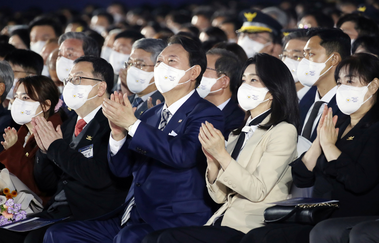 윤석열 대통령과 김건희 여사가 21일 인천시 연수구 송도컨벤시아에서 열린 제77주년 경찰의날 기념식에서 축하공연을 보며 박수치고 있다. [연합]