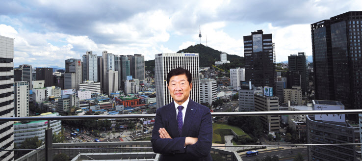우태희 대한상공회의소 상근부회장이 “한국의 규제는 최고 수준”이라며 규제 개선의 필요성을 강조했다. 우태희 부회장이 서울 중구 대한상공회의소에서 남산을 배경으로 포즈를 취하고 있다. 박해묵 기자