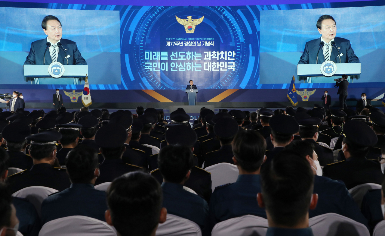 윤석열 대통령이 21일 인천시 연수구 송도컨벤시아에서 열린 제77주년 경찰의날 기념식에서 축사를 하고 있다. [연합]