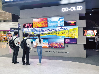 지난 8월 초 열린 2022년 한국디스플레이 산업 전시회( ‘K-Display 2022’)에서 공개된 삼성디스플레이의 퀀텀닷(QD)-유기발광다이오드(OLED) 모습. [헤럴드경제DB]