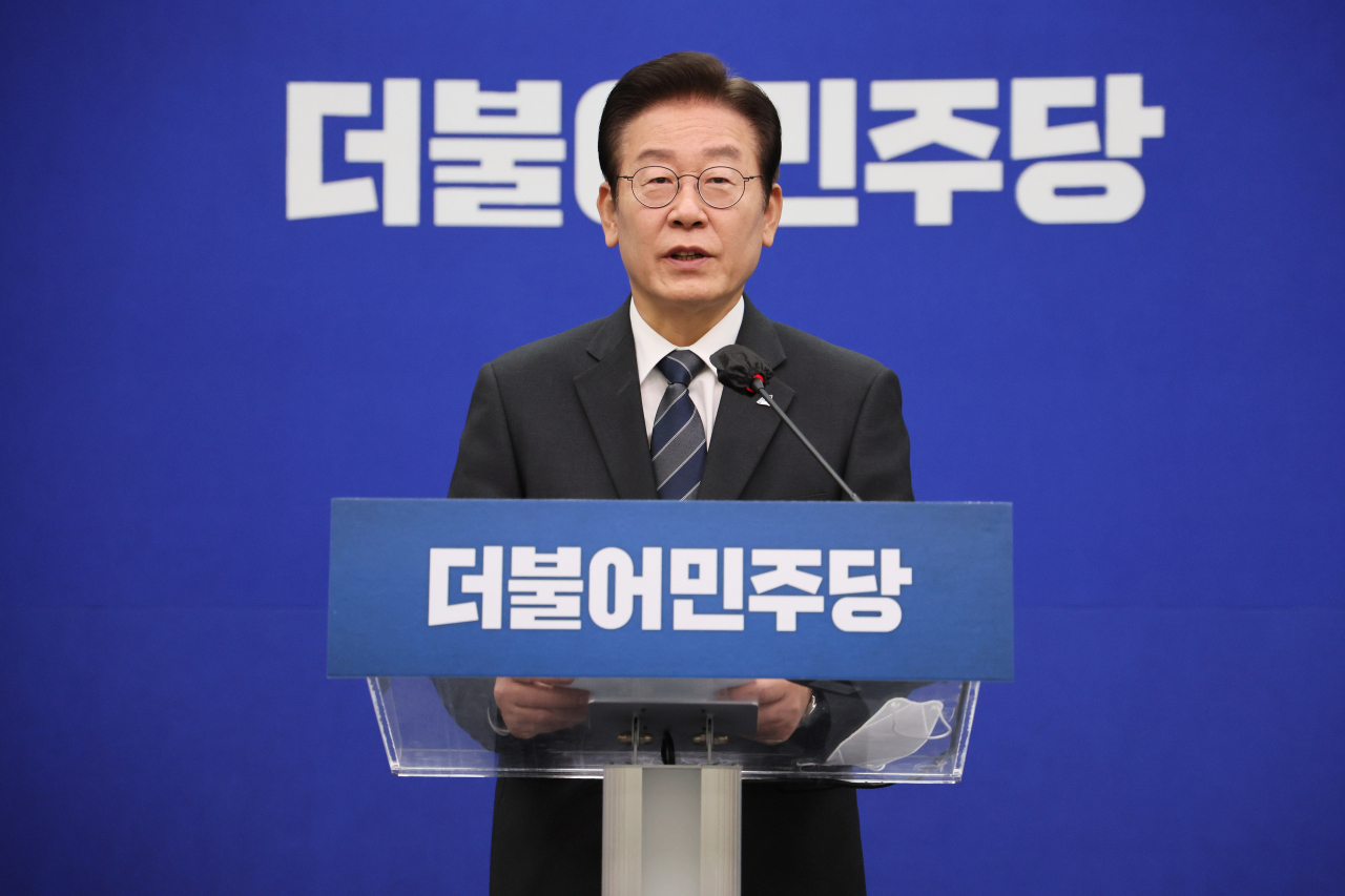 이재명 더불어민주당 대표가 21일 오전 국회 당대표 회의실에서 특별 기자회견을 하고 있다. 이상섭 기자