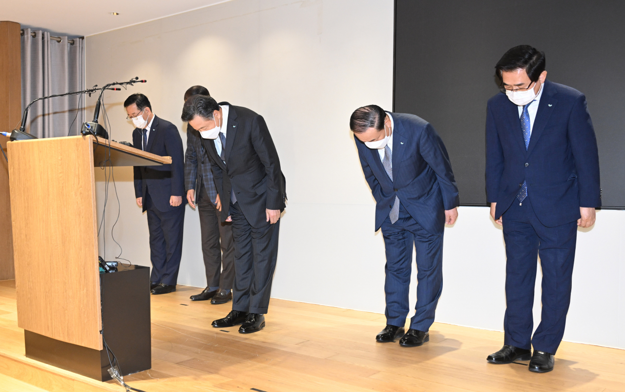 허영인 SPC회장이 21일 서울 양재동 SPC 본사에서 기자간담회를 열고 ‘대국민 사과 및 재발방지 대책’을 발표했다. 허 회장(사진 가운데)이 대국민 사과문을 발표한 이후 머리를 숙여 인사하고 있다. [임세준 기자]