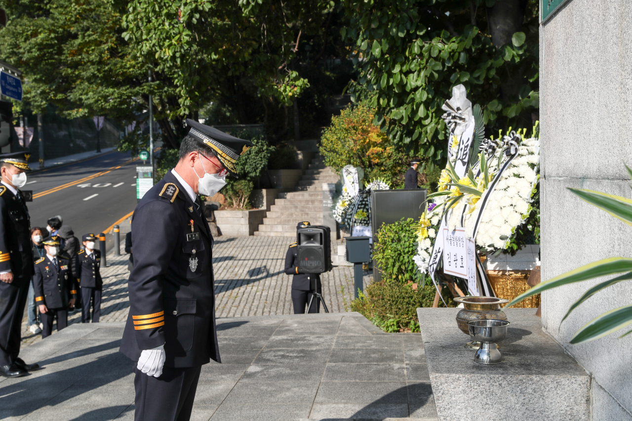 김광호 청장을 비롯한 서울경찰청 지휘부가 제77주년 경찰의 날인 21일 오전 서울 종로구 청운동 자하문고개에 위치한 고(故) 최규식 경무관 동상을 찾아 묵념하고 있다. [서울경창청 제공]