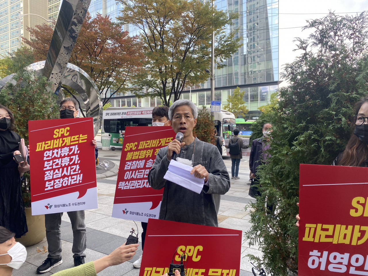 파리바게뜨 노동자 힘내라 공동행동 상임대표인 권영국 변호사가 21일 서울 서초구 SPC사옥 앞에서 허영인 SPC그룹 회장을 규탄하는 기자회견을 하고 있다. [신주희 기자 /joohee@heraldcorp.com]