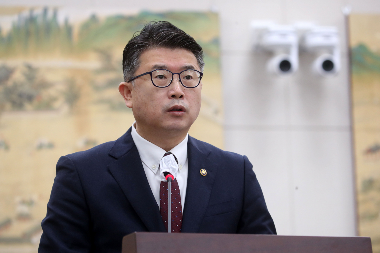 장상윤 교육부 차관이 21일 서울 여의도 국회 교육위원회에서 열린 국정감사 교육부 등에 대한 종합감사에서 국정감사 후속조치 현황을 보고하고 있다. [연합]