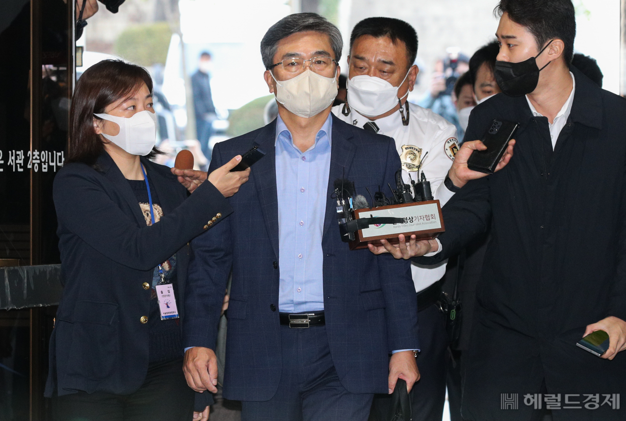 서해 공무원 피살 사건과 관련해 사실 은폐 혐의를 받는 서욱 전 국방부장관이 21일 서울 서초구 서울중앙지방법원에서 열린 구속영장실질심사를 받기위해 법원으로 들어서고 있다. 임세준 기자