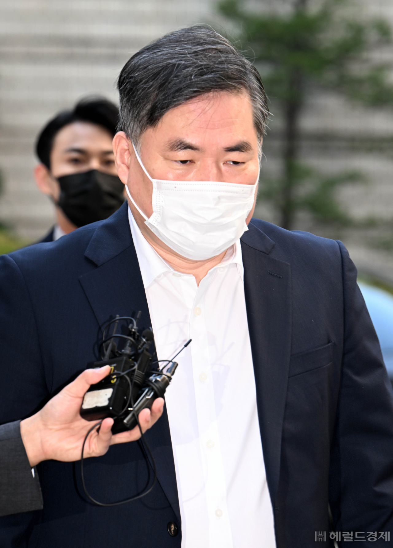 구속 기한 만료로 석방된 유동규 전 성남도시개발공사 본부장이 '대장동 특혜 비리' 관련 재판을 받기위해 21일 서울 서초구 서울중앙지방법원에 출석하고 있다. 임세준 기자