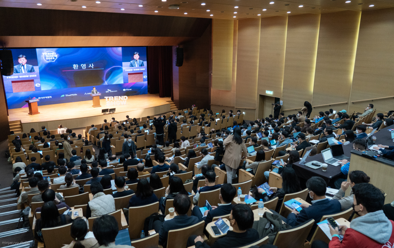 정만기 무역협회 부회장이 21일 삼성동 코엑스에서 열린 ‘트렌드 쇼 2023’ 개막식에서 환영사를 하고 있다. [무협 제공]
