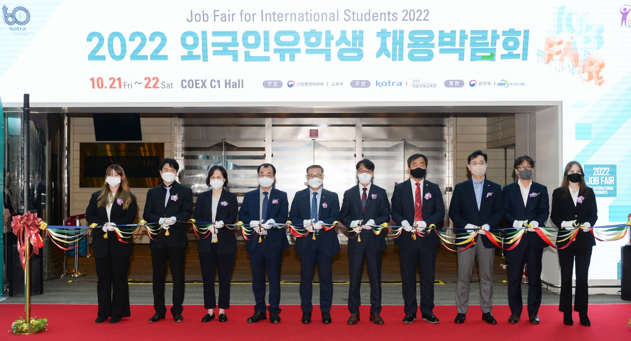 김윤태(왼쪽 다섯번째) 코트라 중소중견기업본부장이 21일 열린 ‘2022 외국인 유학생 채용박람회’에서 주요 참석자들과 기념 촬영을 하고 있다. [코트라 제공]