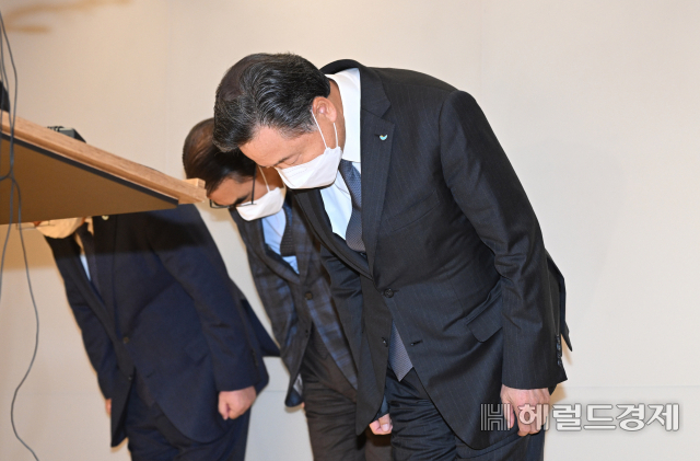 허영인 SPC회장이 21일 서울 양재동 SPC 본사에서 기자간담회를 열고 ‘대국민 사과 및 재발방지 대책’을 발표했다. 허 회장이 대국민 사과문 발표 이후 머리를 숙여 인사하고 있다. 임세준 기자