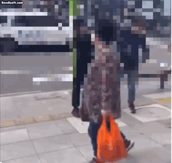 지난달 수유역 인근 금연구역에서 한 여성이 흡연단속을 하던 공무원을 폭행하는 장면. [트위터 캡처]
