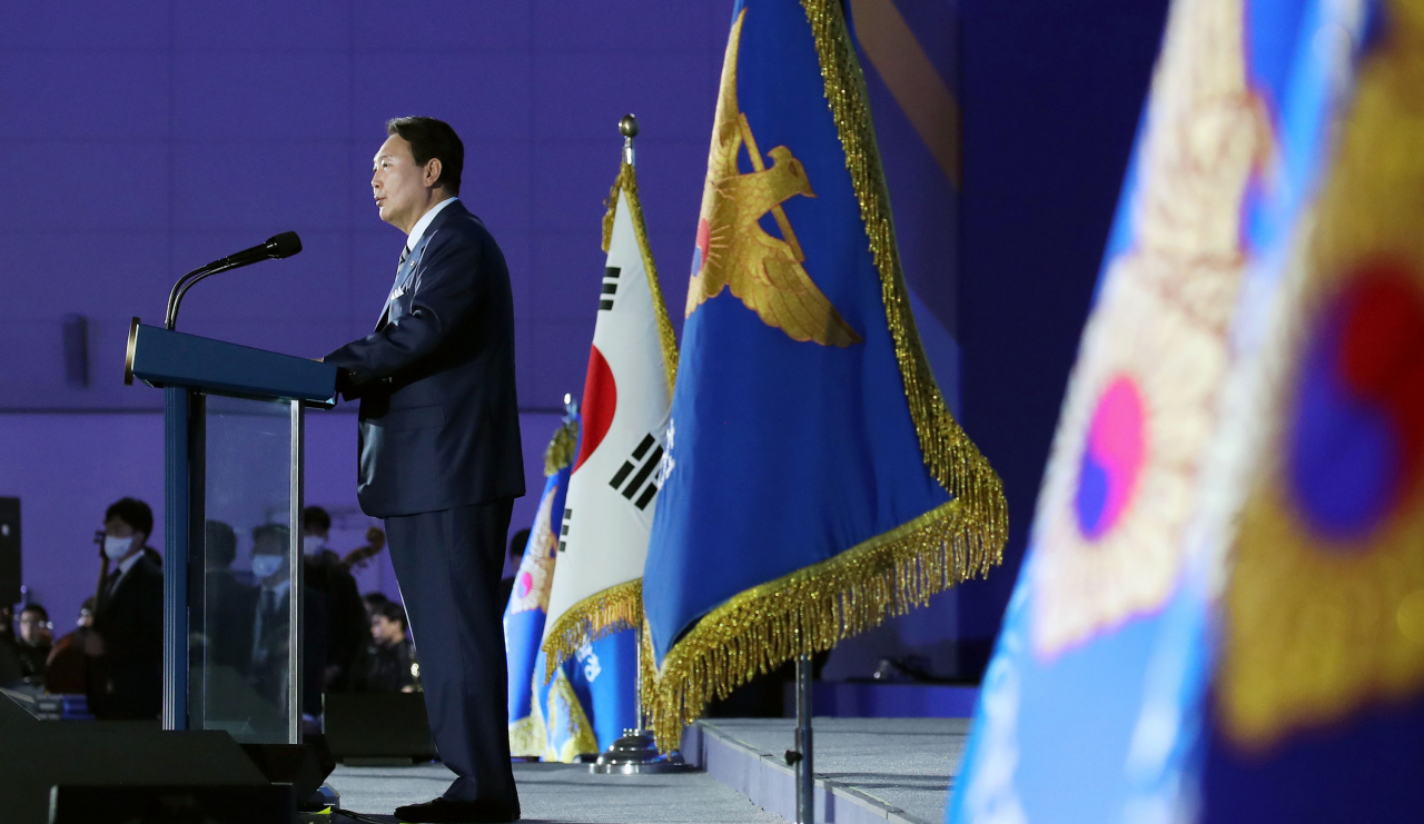 윤석열 대통령이 21일 인천시 연수구 송도컨벤시아에서 열린 제77주년 경찰의날 기념식에서 축사를 하고 있다. [연합]