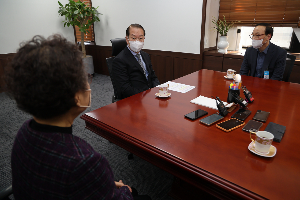 권영세 통일부 장관이 21일 정부서울청사에서 북한 억류자 가족을 면담하고 있다. [연합]