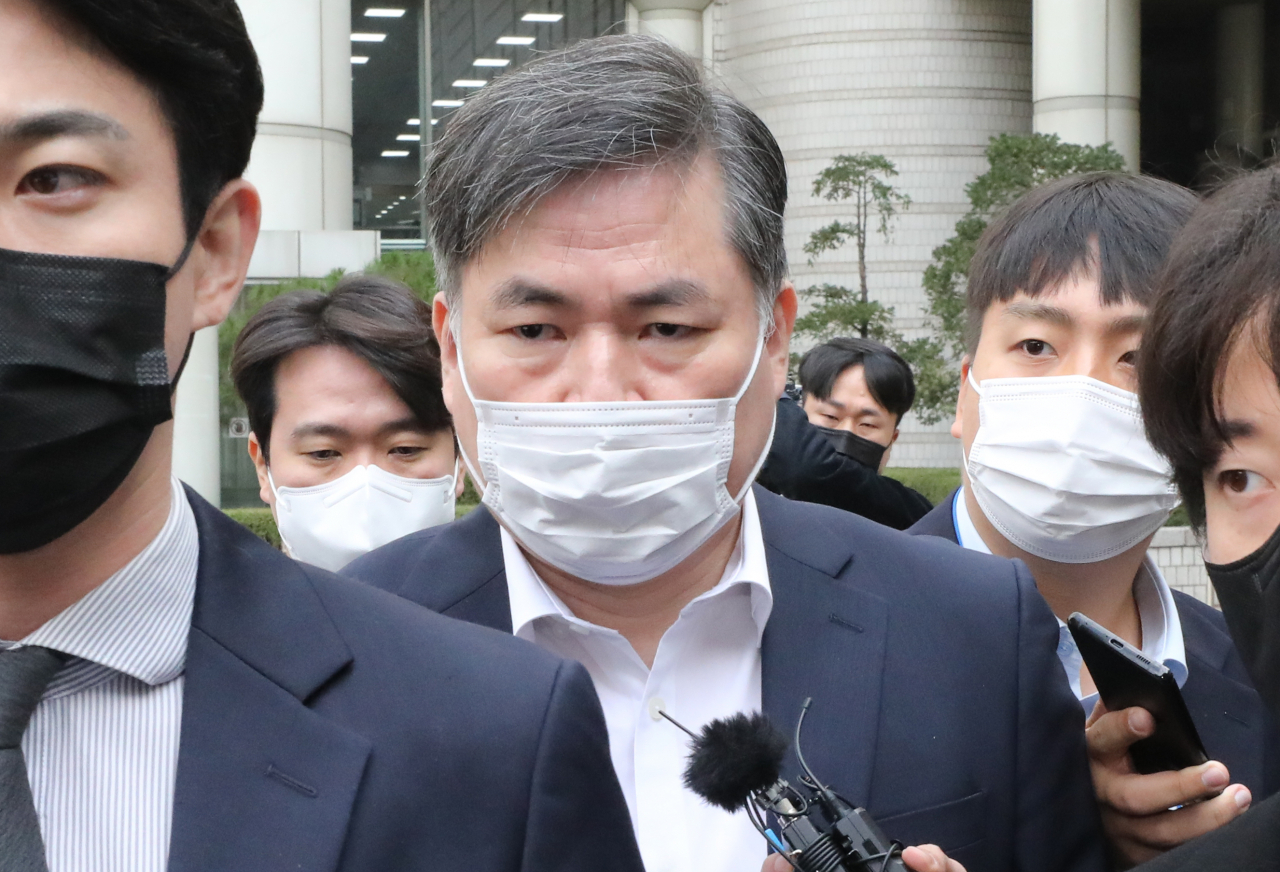 유동규 전 성남도시개발공사 기획본부장이 21일 서초동 서울중앙지법에서 열린 '대장동 개발 비리' 관련 1심 속행 공판을 마치고 법원을 나서고 있다. 대장동 개발 사업 뇌물 수수 등 의혹으로 재판 중인 유 전 본부장은 전날 구속기간 만료로 석방됐다. [공동취재]