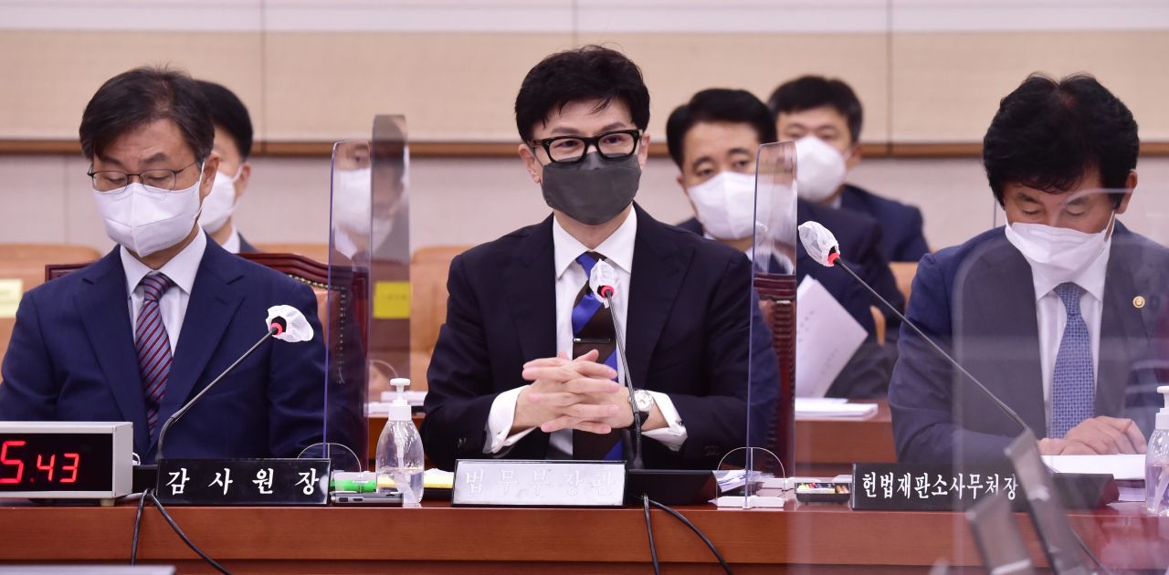 한동훈 법무부 장관이 지난달 29일 서울 여의도 국회 본관 406호에서 열린 국회 법제사법위원회 전체회의에 출석, 질의에 답변하고 있다. [이상섭 기자]