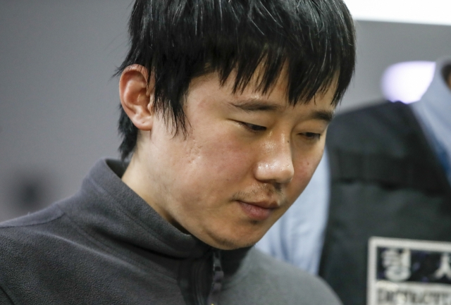 ‘신당역 스토킹 살인 사건’ 피의자 전주환이 지난달 21일 서울 남대문경찰서에서 검찰로 송치되고 있다. [연합]