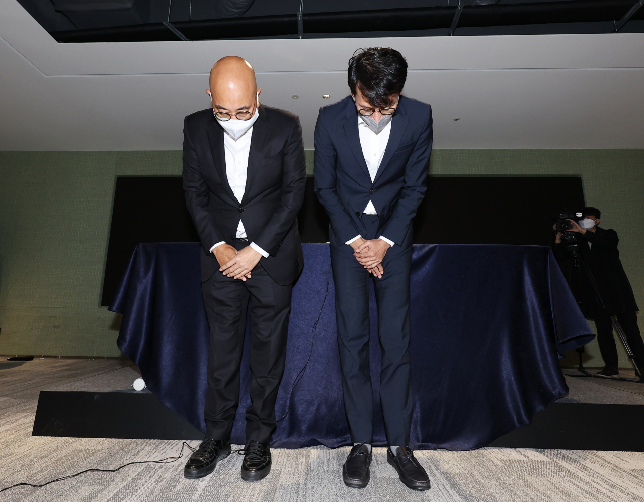 카카오 대표들이 ‘데이터센터 화재로 인한 장애’에 대해 고개 숙여 사과를 하고 있다. [이상섭 기자]