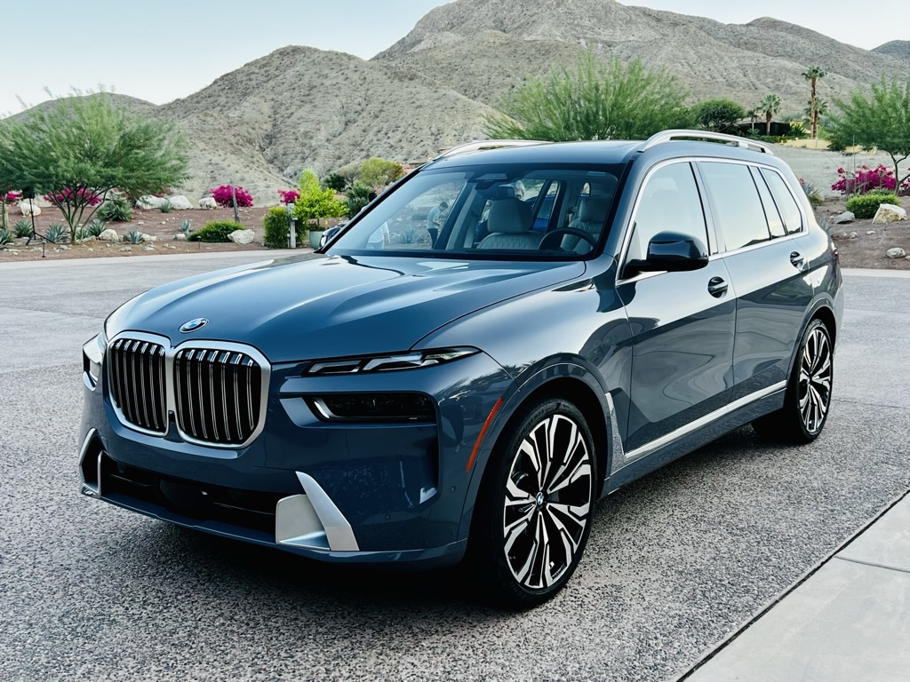 ‘BMW 뉴 X7’을 미국 캘리포니아주 팜스프링스 리츠 칼튼 호텔에서 미리 경험했다. 도심 주행과 오프로드를 아우르는 BMW의 주행 감성은 그대로다. 여기에 실용성을 높인 실내 구성과 첨단사양이 돋보였다. [정찬수 기자]