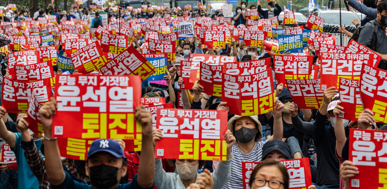 1일 오후 서울 중구 태평로에서 '촛불승리 전환행동'이 주최한 집회에서 참가자들이 윤석열 정부 비판 손팻말을 들고 구호를 외치고 있다. [연합]