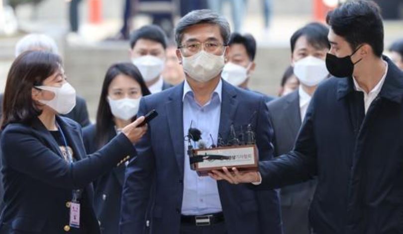 Former Defense Minister Seo Wook enters the Seoul Central District Court on Friday. (Yonhap)
