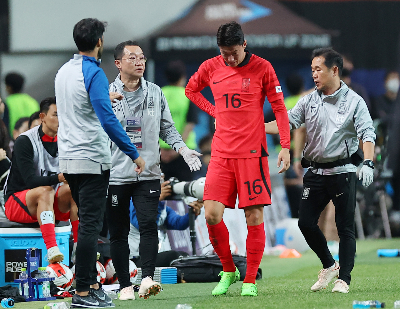 27일 오후 서울 마포구 서울월드컵경기장에서 열린 한국 대 카메룬 축구 대표팀의 평가전에서 황의조가 경기중 충돌로 고통을 호소한 뒤 교체아웃되고 있다. 연합뉴스
