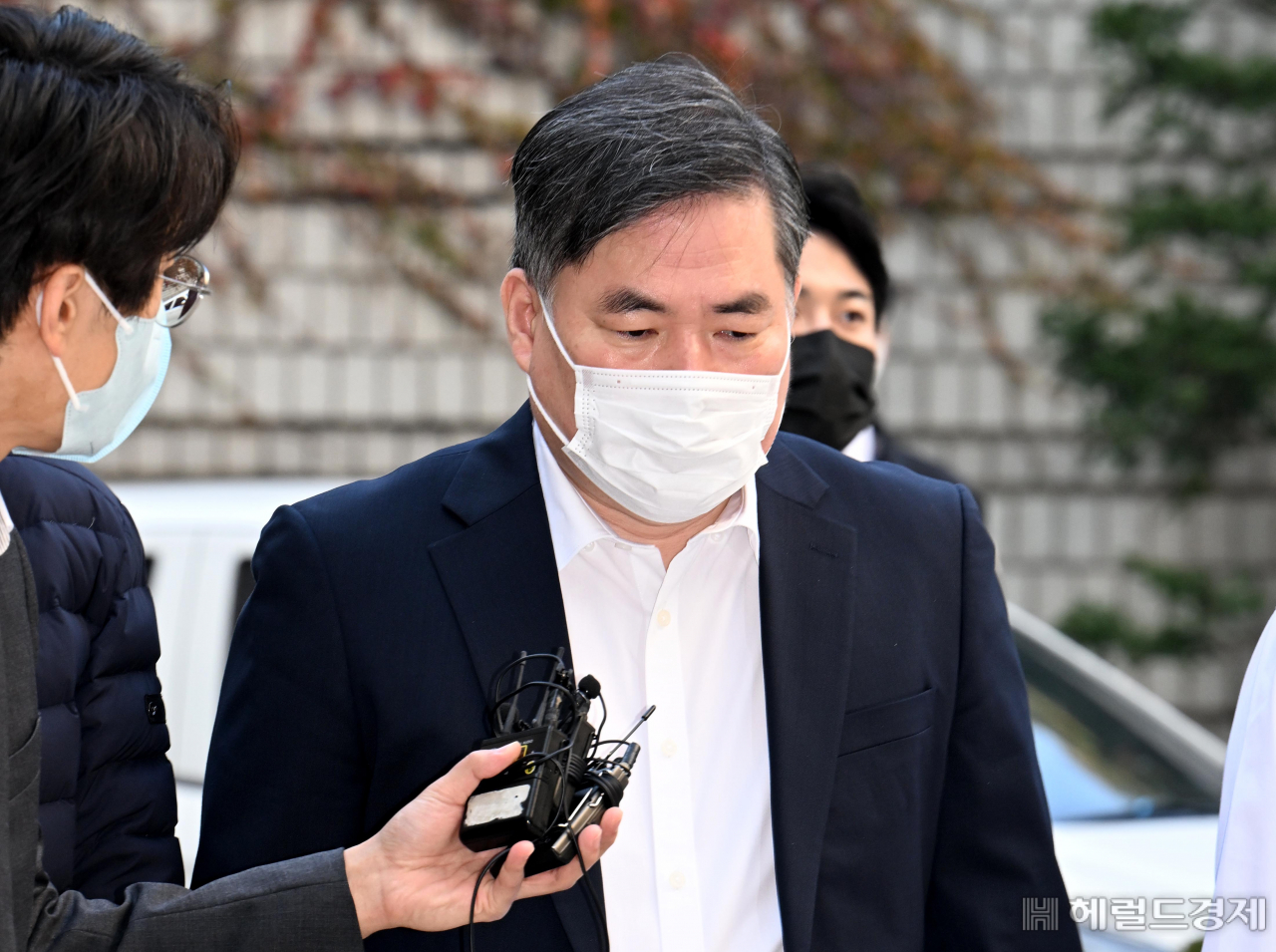 구속 기한 만료로 석방된 유동규 전 성남도시개발공사 본부장이 '대장동 특혜 비리' 관련 재판을 받기위해 21일 서울 서초구 서울중앙지방법원에 출석하고 있다. 임세준 기자