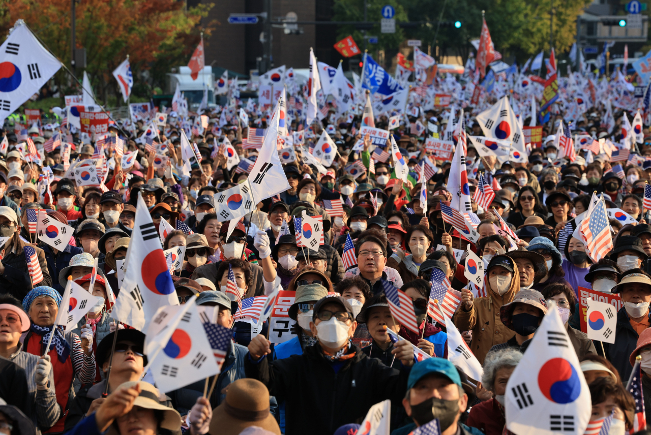 22일 오후 서울 세종대로 일대에서 자유통일당 등 단체 회원들이 자유통일 주사파 척결 국민대회를 하고 있다. [연합]