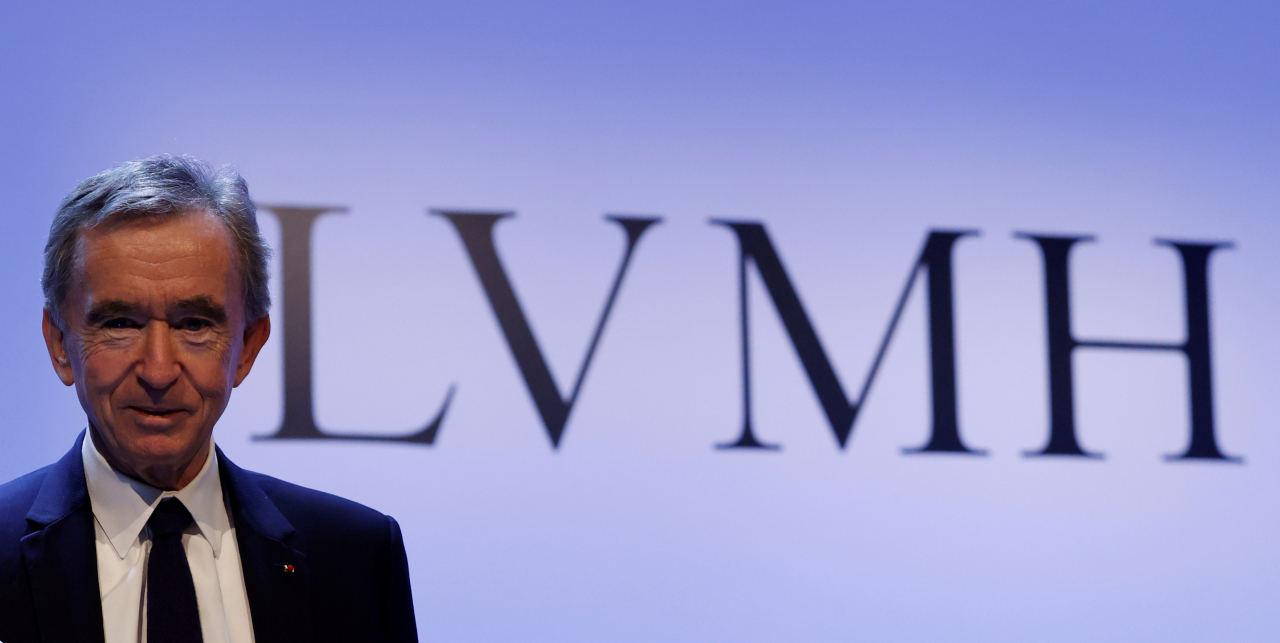 베르나르 아르노(Bernard Arnault) LVMH 회장. 시장조사기업 칸타(KANTAR)가 올해 6월 발표한 2022년 가장 가치 있는 토토사이트 슈어맨 순위에서 LVMH의 핵심 토토사이트 슈어맨 루이비통은 1242억7300만 달러로 전체 10위에 이름을 올렸다. 전세계 저체 산업군을 대상으로 실시한 해당 조사에서 명품 토토사이트 슈어맨 가운데 1위를 차지한 것. 전체 1위는 ‘애플’(9470억 6200만 달러)이 차지했다. [로이터]