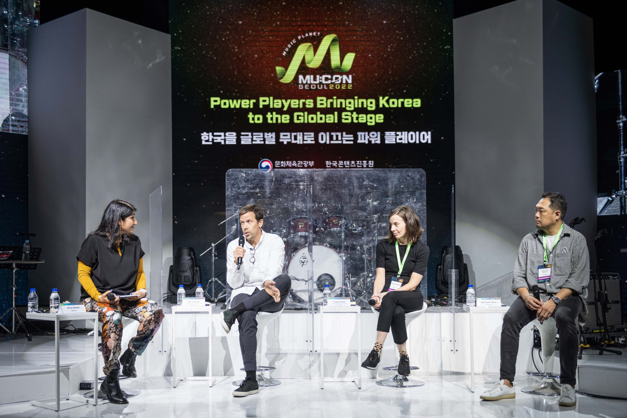 아시아 최대 뮤직 마켓‘ 뮤콘 2022’의 오픈 세션. 왼쪽 부터 모더레이터 피리야 드완 전(前) 오차드 아태지역 본부장, 톰 윈디시 대표, 트리시아 아놀드 수석 부사장, 문한규 매 니징 파트너.