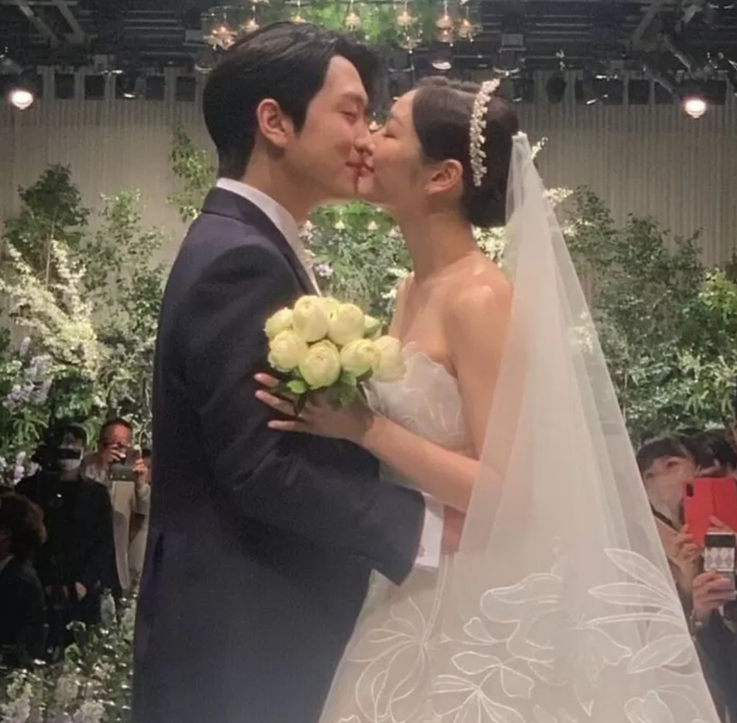22일 서울 장충동 신라호텔에서 결혼식을 올린 김연아-고우림이 결혼식을 마치고 키스하고 있다. [온라인 커뮤니티]