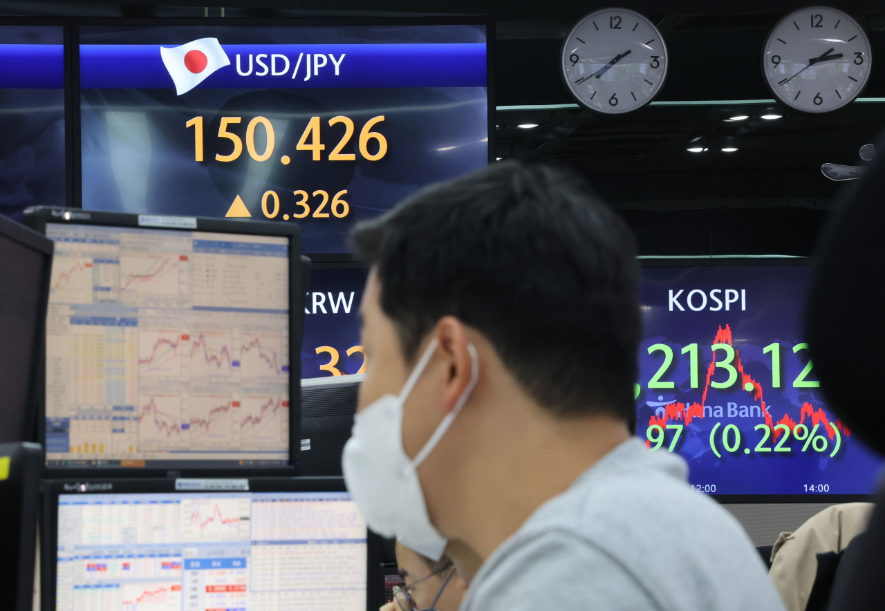 지난 21일 오후 서울 중구 하나은행 본점 딜링룸에서 직원들이 업무를 보고 있다. 엔화 가치 하락에 제동이 걸리지 않으면서 엔·달러 환율이 150엔을 넘어섰다. [연합]