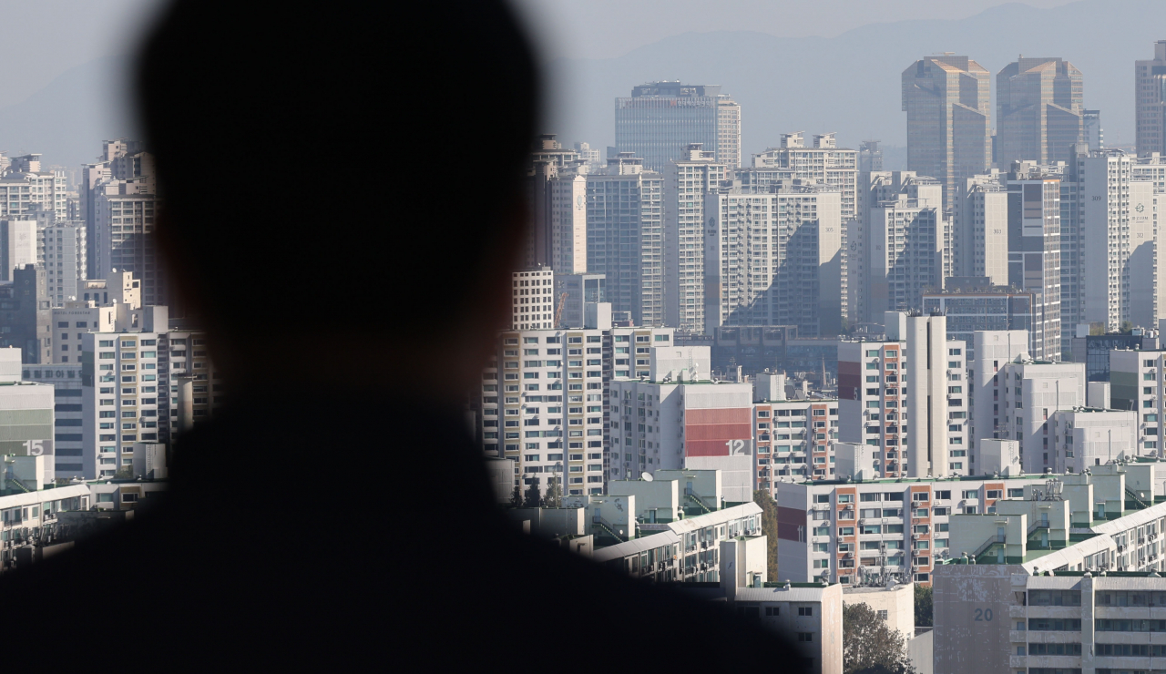금리 인상, 거래 절벽 등의 여파로 아파트값이 계속해서 하락 중인 가운데 지난 20일 한 시민이 서울 송파구 일대 아파트 단지를 바라보고 있다. [연합]