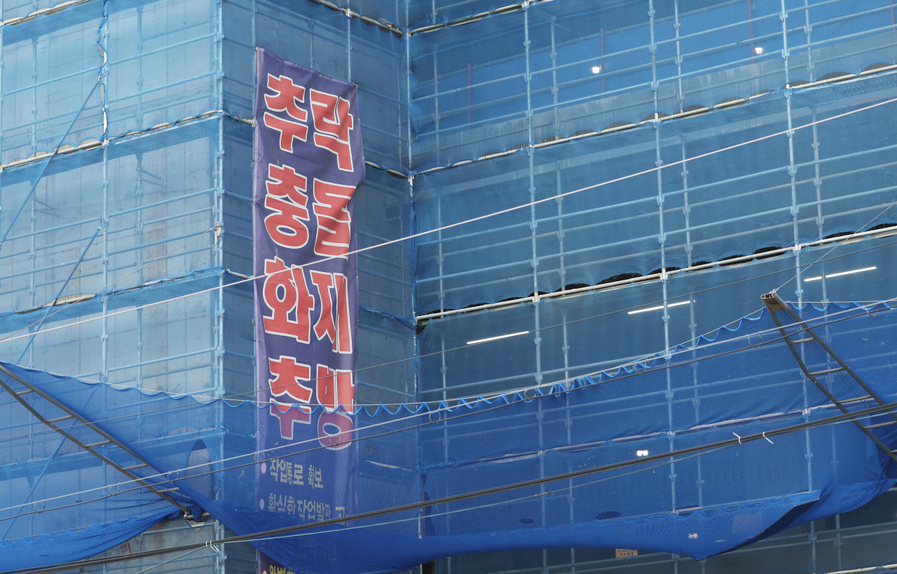 This photo shows the construction site of a low-temperature warehouse in Anseong where two construction workers died on Friday, after a fall caused by a collapse of a concrete formwork on the fourth floor. The death toll rose to three as of Sunday. (Yonhap)