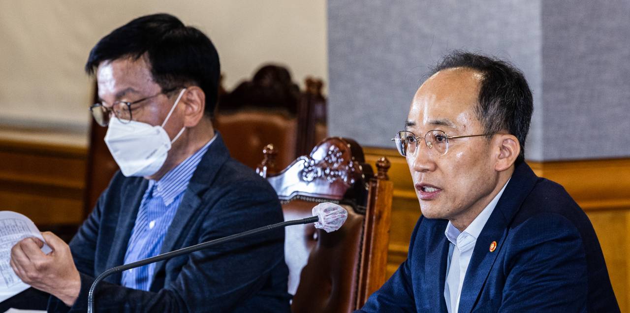 추경호 경제부총리 겸 기획재정부 장관이 23일 오후 서울 중구 은행회관에서 열린 비상 거시경제 금융회의에 입장한 뒤 발언하고 있다. [연합]