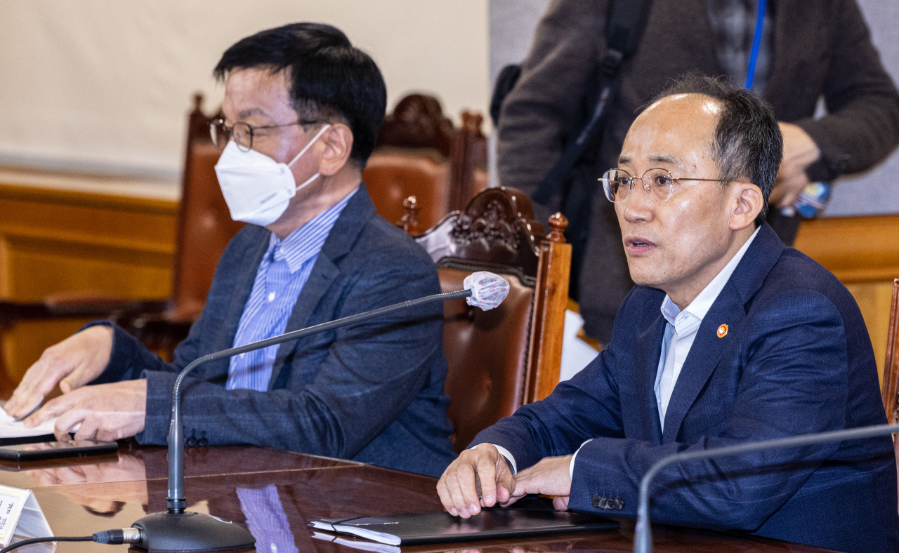 추경호 경제부총리 겸 기획재정부 장관이 23일 오후 서울 중구 은행회관에서 열린 비상 거시경제 금융회의에 입장한 뒤 발언하고 있다. [연합]