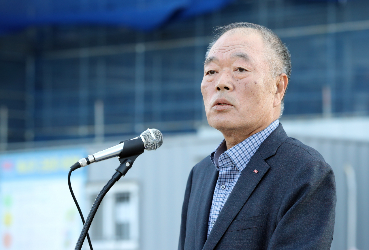 안찬규 SGC이테크건설 대표이사가 23일 오후 경기 안성시 KY로지스 저온 물류창고 신축 공사 현장 앞에서 기자회견을 열고 사과문을 낭독하고 있다. [연합]