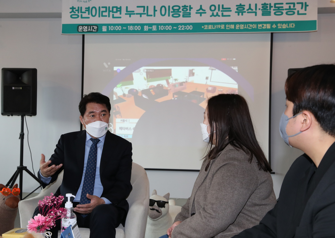 신림동 쓰리룸에서 청년과 대화하는 박준희 관악구청장. [관악구 제공]