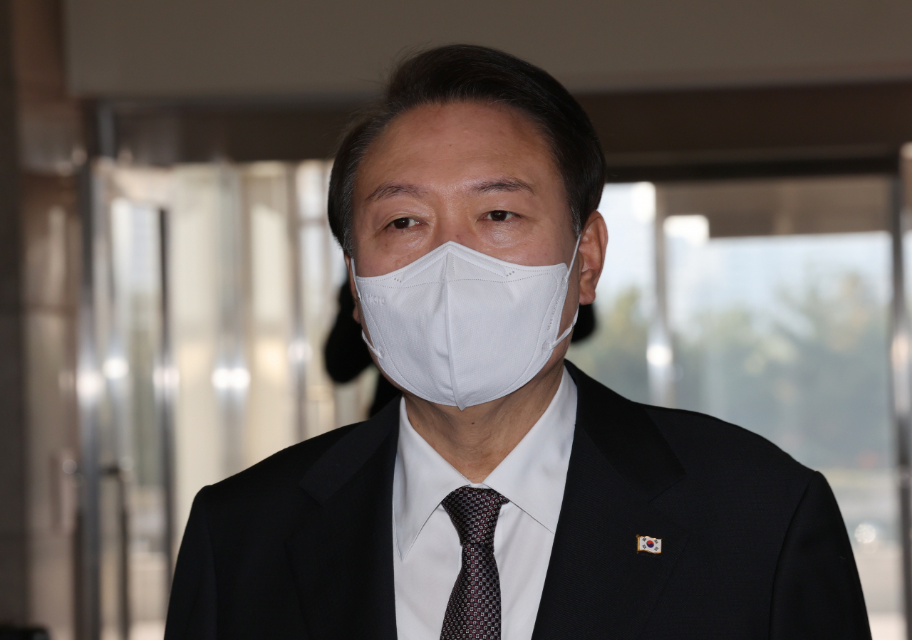 윤석열 대통령이 24일 오전 서울 용산 대통령실 청사로 출근, 현안과 관련해 발언을 하고 있다. [연합]
