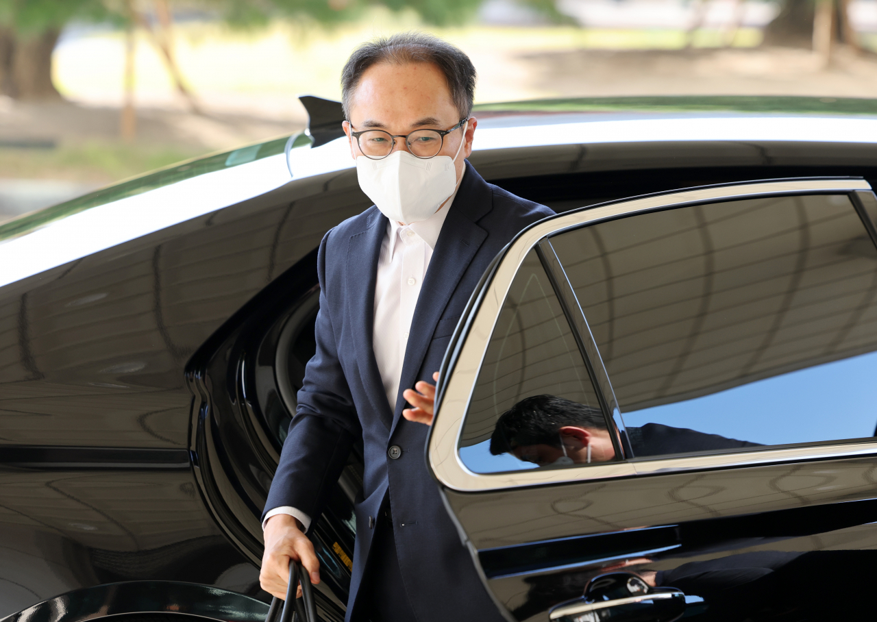 이원석 검찰총장이 24일 오전 서울 서초구 서초동 대검찰청 청사로 출근하고 있다. 검찰이 대선자금 수사에 본격적으로 착수한 것은 2002년 대선 이후 20년 만이다. [연합]