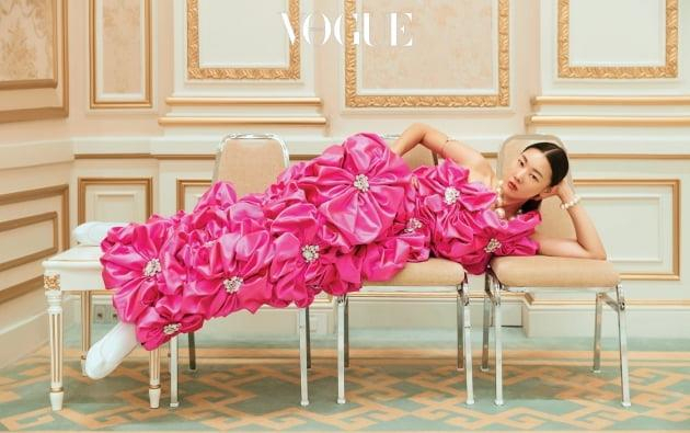 모델 한혜진이 청와대 영빈관에 놓인 의자에 누워 포즈를 취하고 있는 모습. [보그코리아]