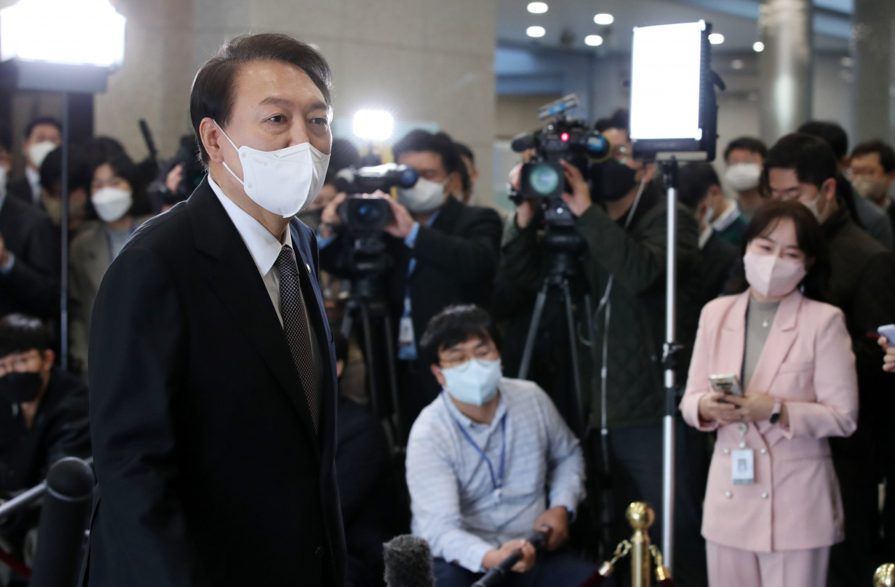 윤석열 대통령이 24일 오전 서울 용산 대통령실 청사로 출근, 현안과 관련해 발언을 하고 있다. [연합]