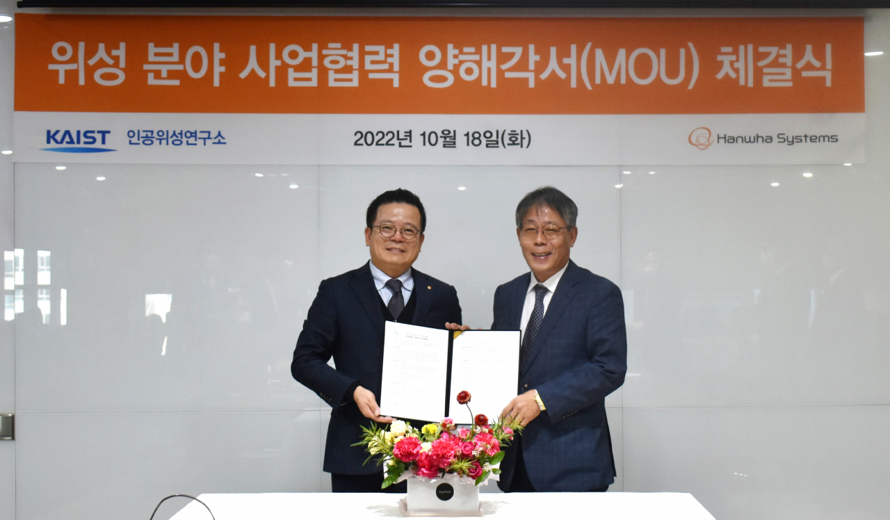 한화시스템은 KAIST 인공위성연구소와 지난 18일 한화시스템 판교사업장에서 ‘초소형 SAR위성체 사업’ 협력을 위한 MOU를 체결했다. 왼쪽부터 어성철 한화시스템 대표, 권세진 KAIST 인공위성연구소장. [한화시스템 제공]