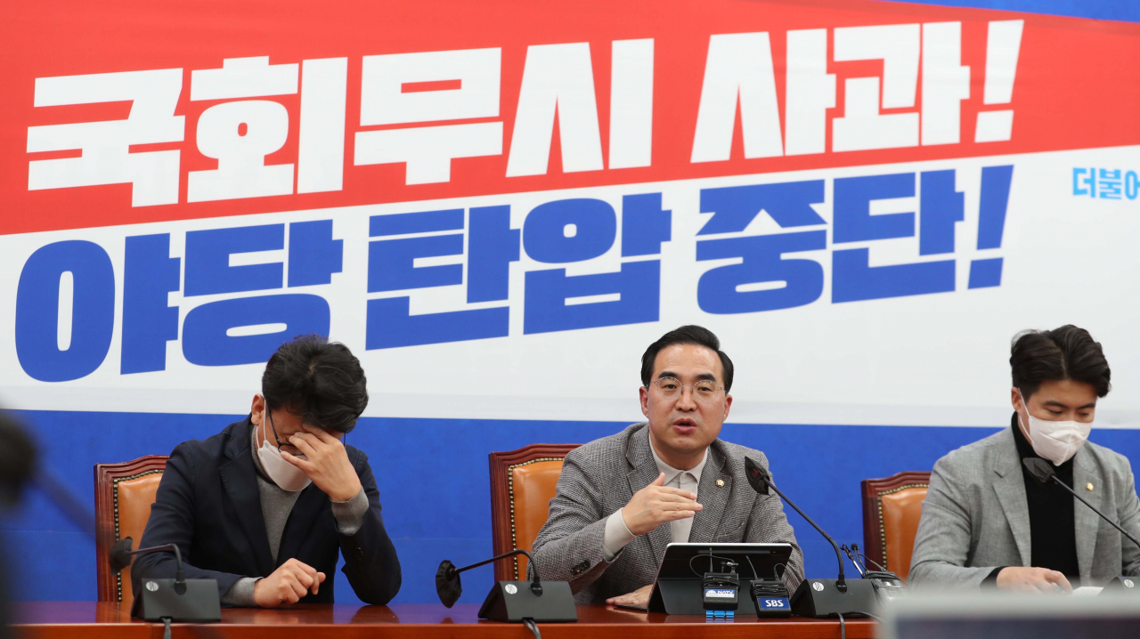 박홍근 더불어민주당 원내대표(가운데)가 23일 국회에서 열린 기자간담회에서 발언하고 있다. [연합]