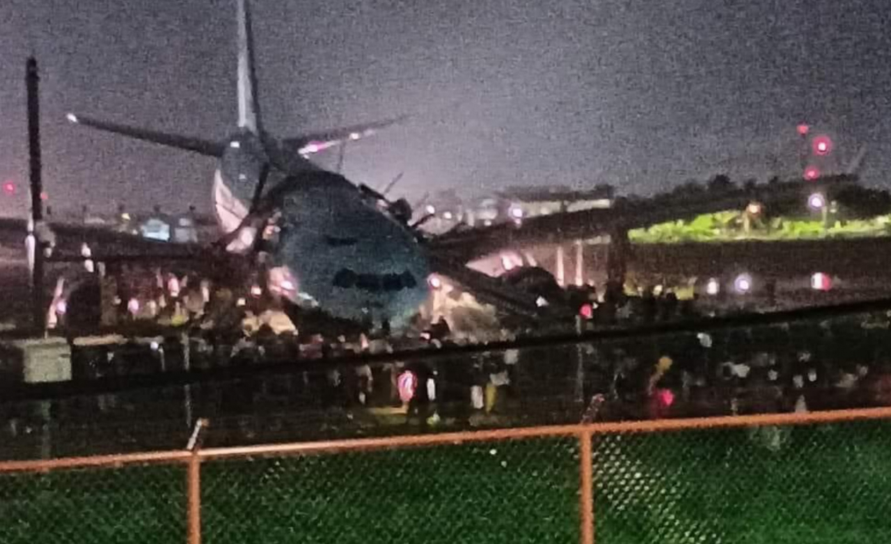 필리핀 세부 막탄공항에서 대한항공 여객기가 착륙 후 활주로를 이탈(오버런·overrun)하는 사고가 발생했다. 24일 대한항공에 따르면 인천국제공항에서 출발해 세부 막탄 공항으로 향한 A330-300 항공기가 현지 기상 악화로 비정상 착륙했다. [연합]