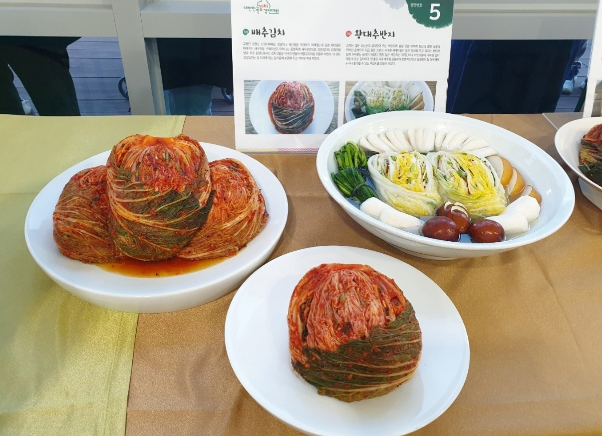 대한민국 김치 경연대회 대통령상 수상작 ‘배추김치와 왕대추반지’.[세계김치연구소 제공]
