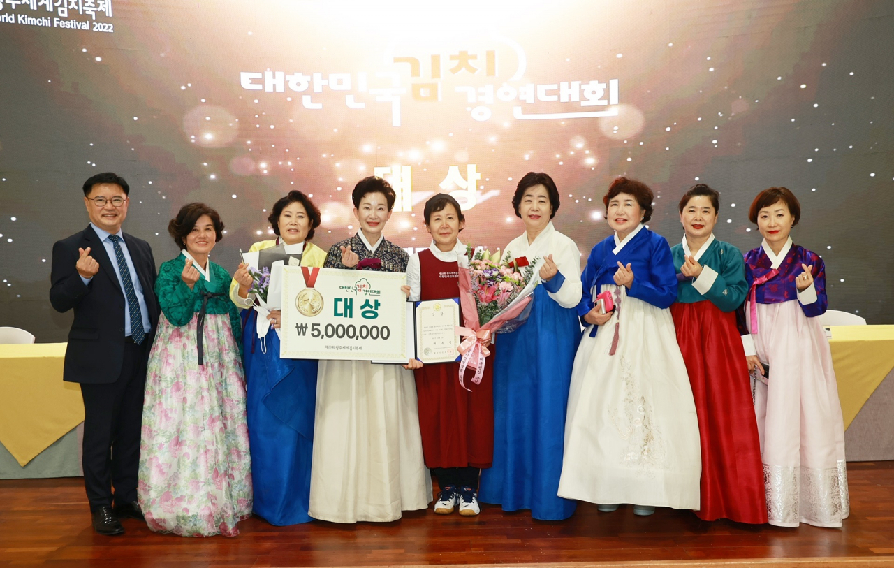 대한민국 김치 경연대회 대통령상 수상자 이영숙 씨(왼쪽에서 다섯 번째).[세계김치연구소 제공]