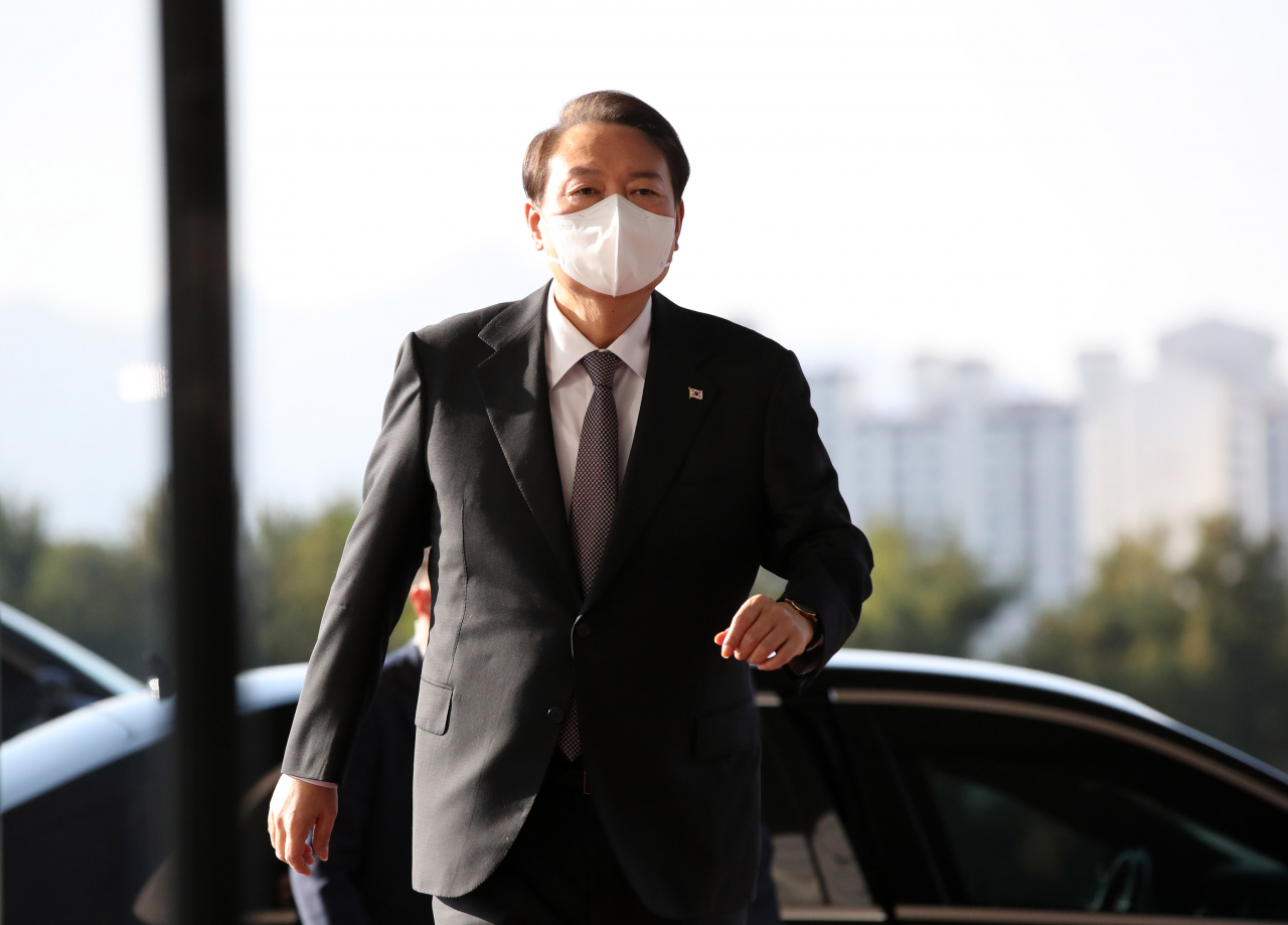 윤석열 대통령이 24일 오전 서울 용산 대통령실 청사로 출근하고 있다. [연합]