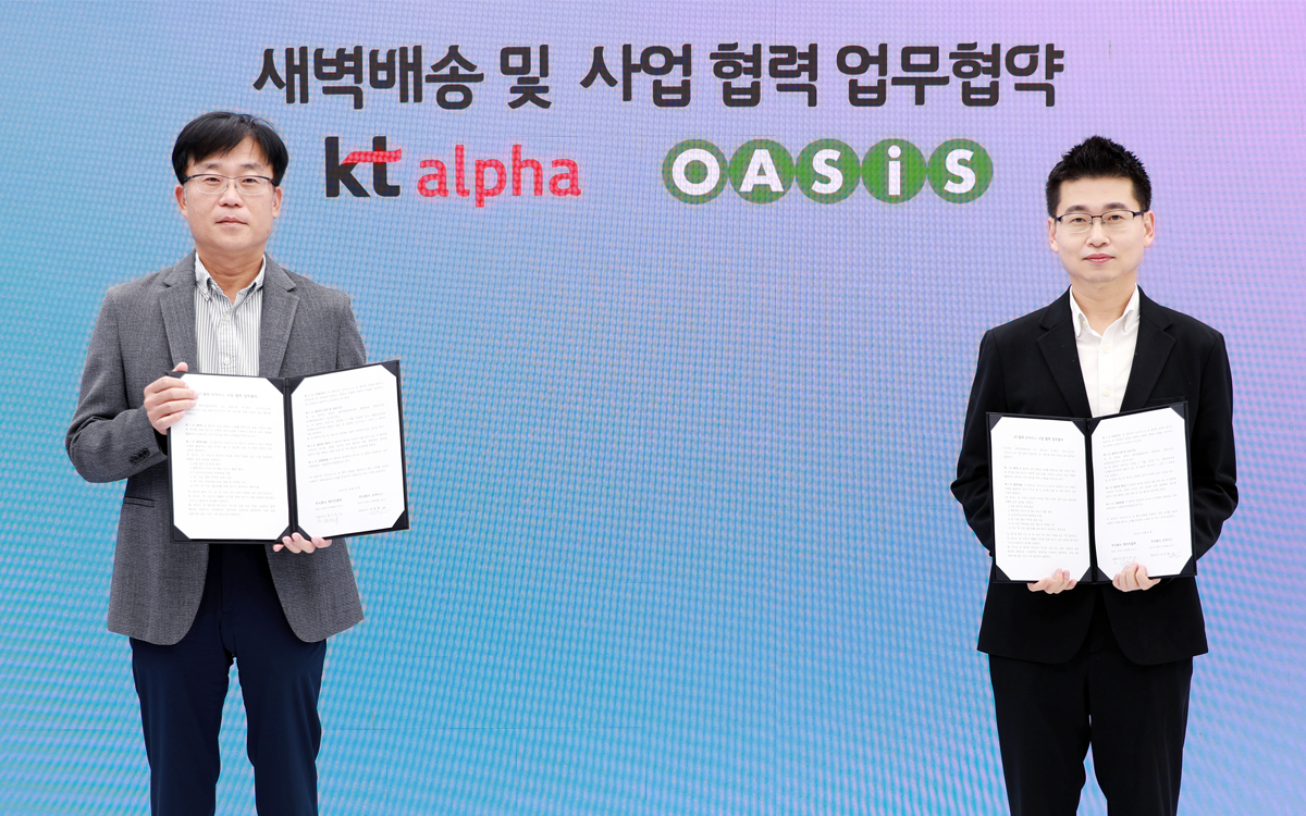 오아시스마켓이 KT알파 쇼핑과 커머스 사업 전방위적 협력 확대를 위한 MOU를 체결했다. 안준형 오아시스마켓 대표(오른쪽)와 남정훈 KT알파 커머스부문장이 기념사진을 촬영하는 모습.[오아시스마켓 제공]