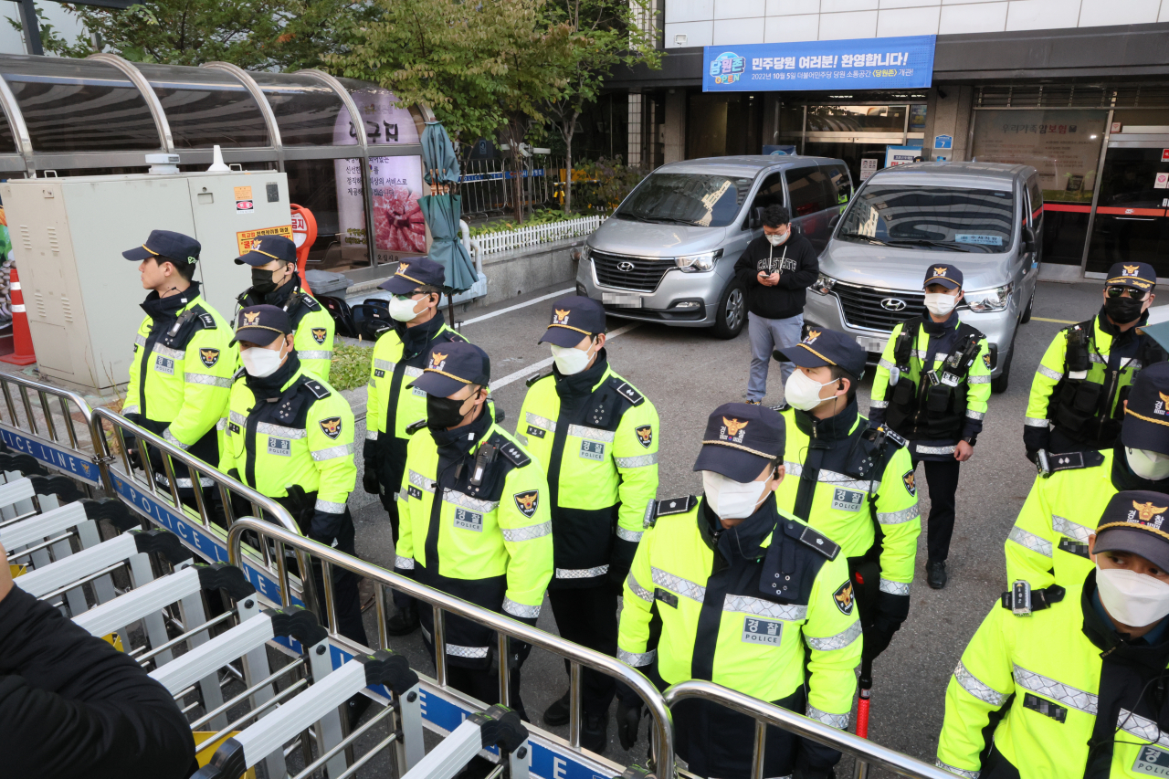 검찰이 닷새 만에 민주연구원에 대한 압수수색을 시도한 24일 오전 서울 여의도 더불어민주당 중앙당사 앞에 경찰이 출입구를 통제하고 있다. [연합]
