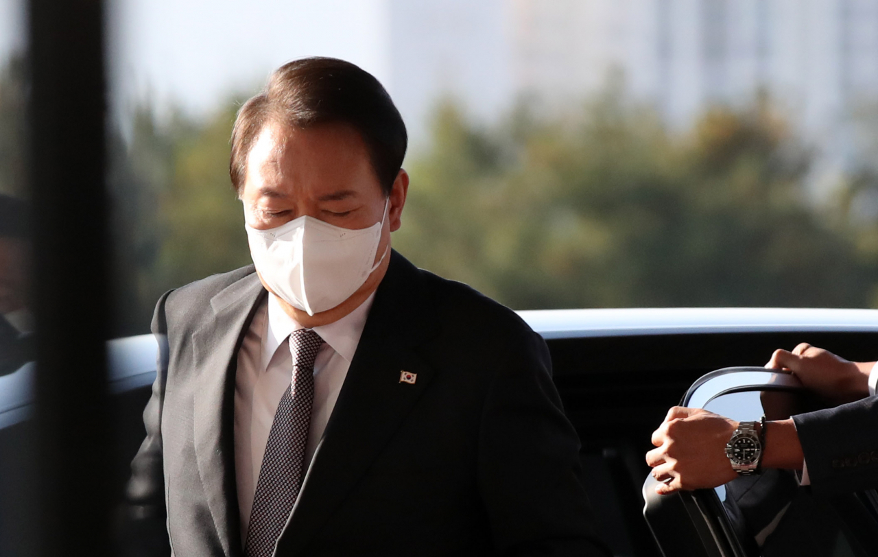 윤석열 대통령이 24일 오전 서울 용산 대통령실 청사로 출근하고 있다. [연합]